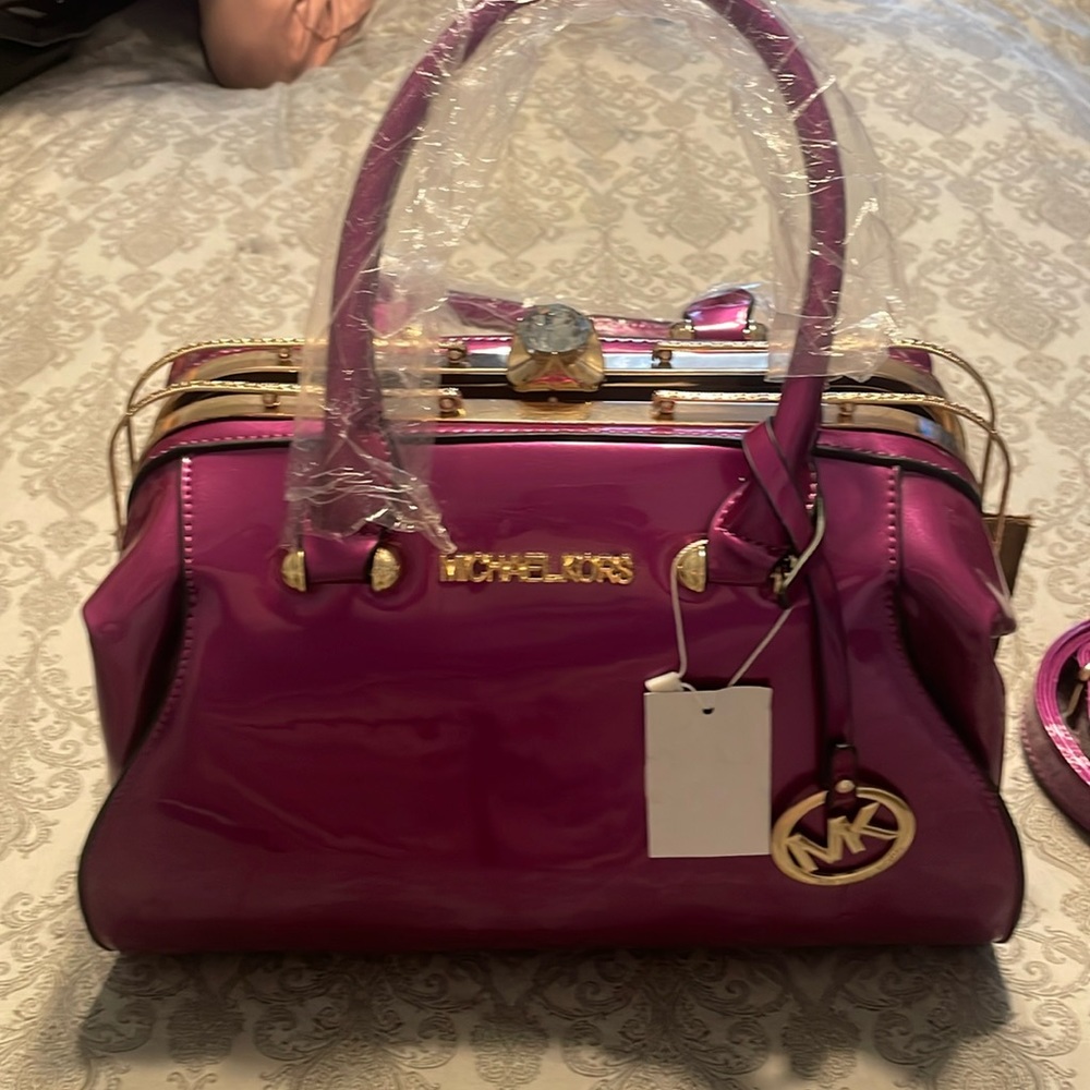 Absolutely beautiful purse with strap! Details are amazing